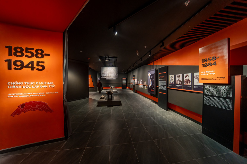 Bảo tàng áp dụng nhiều phương pháp trưng bày mới, kết hợp với các công nghệ sa bàn 3D mapping; thiết bị màn hình tra cứu thông tin, media tư liệu ảnh, thuyết minh tự động audioguide và mã QR tra cứu thông tin hiện vật, hình ảnh và hơn 60 video clip giới thiệu về chiến dịch, trận đánh và các nhân vật lịch sử mang đến cho khách tham quan trải nghiệm hoàn toàn mới. (Ảnh: Minh Sơn/Vietnam+)