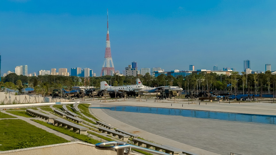 Phía trước tòa nhà trung tâm trưng bày những vũ khí, trang bị của Quân đội và nhân dân Việt Nam sử dụng trong kháng chiến chống thực dân Pháp, đế quốc Mỹ xâm lược và sử dụng trong huấn luyện, sẵn sàng chiến đấu thời kỳ xây dựng và bảo vệ đất nước. (Ảnh: Minh Sơn/Vietnam+)