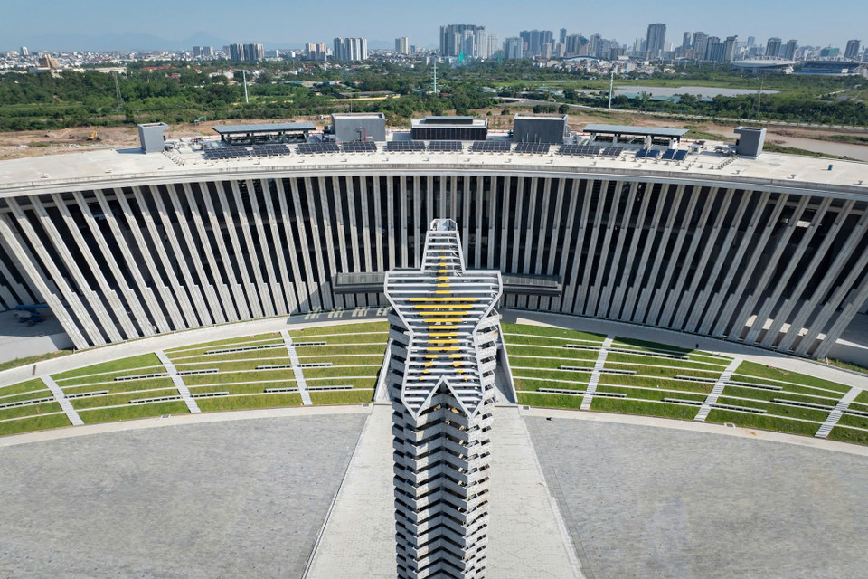 Phần trên cùng của ngọn tháp cắt vát 60 độ, tạo hình ngôi sao 5 cánh trên đỉnh, các ngôi sao được xếp chồng chồng lớp lớp như vươn mãi tới trời xanh. (Ảnh: Minh Sơn/Vietnam+)