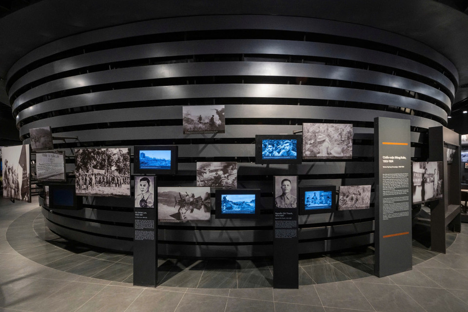 Tầng 1 gồm 6 chủ đề từ thời cổ sử, kháng chiến chống Pháp, kháng chiến chống Mỹ và ngày nay. Tầng 2 trưng bày 8 chuyên đề; 7 bộ sưu tập vũ khí, trang bị quân sự và hiện vật khác. Tầng 3 gồm các hiện vật từ 12 chuyên ngành quân sự như Không quân, Hải quân, Đặc công, Pháo binh, Tăng - Thiết giáp, Công binh, Thông tin liên lạc, Hóa học... Tầng 4 là nhà đa năng, không gian trải nghiệm, khu vực ăn uống. (Ảnh: Minh Sơn/Vietnam+)