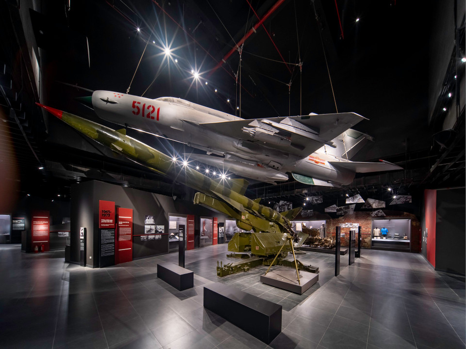 Không gian trưng bày máy bay MiG21, số hiệu 5121. Ba phi công sử dụng chiếc MiG này là Đinh Tôn, Vũ Đình Rạng và Phạm Tuân. (Ảnh: Minh Sơn/Vietnam+)