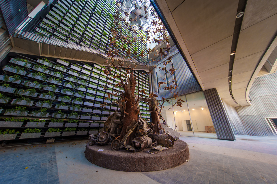 Một phần xác máy bay B52 bị quân và dân Việt Nam bắn rơi trên bầu trời Hà Nội. Các kiến trúc sư đã biến một phần xác máy bay B52 thành biểu tượng khát vọng hòa bình với những cành cây, mầm xanh và cánh chim bồ câu bay lên. (Ảnh: Minh Sơn/Vietnam+)