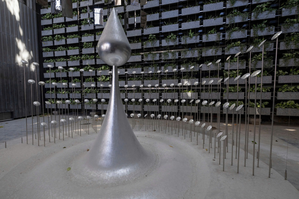 Bảo tàng mới được xây dựng với thiết kế hiện đại, nhiều công năng, kiến trúc. Đây không chỉ đơn thuần là một công trình trưng bày về lịch sử chiến tranh, mà còn tạo một không gian chung để khách tham quan tương tác và trải nghiệm về cuộc đấu tranh giành độc lập dân tộc của Quân đội nhân dân Việt Nam anh hùng. (Ảnh: Minh Sơn/Vietnam+)