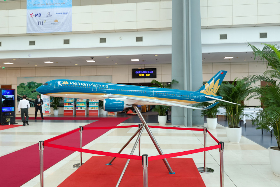 Mô hình máy bay Vietnam Airline được trưng bày trong khu vực Hội nghị. (Ảnh: Minh Sơn/Vietnam+)