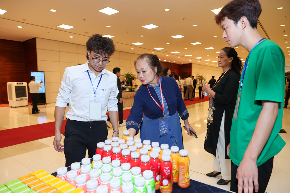 Các đại biểu hào hứng khi thưởng thức các sản phẩm make in Vietnam. (Ảnh: Minh Sơn/Vietnam+)