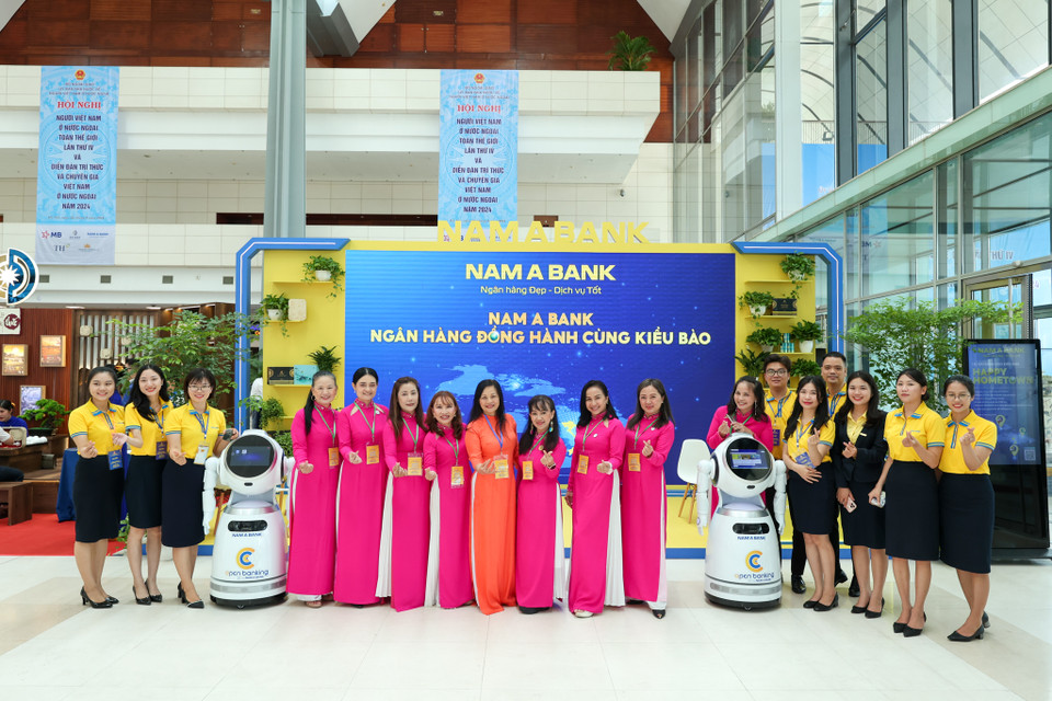 Khu vực gian hàng của Nam Á Bank với những robot trợ lý hỗ trợ khách hàng. (Ảnh: Minh Sơn/Vietnam+)