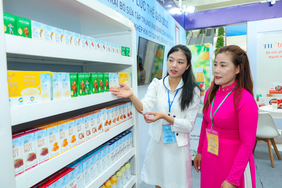 Tập đoàn TH true MILK có gian hàng trưng bày các sản phẩm của mình tại Hội nghị. (Ảnh: Minh Sơn/Vietnam+)