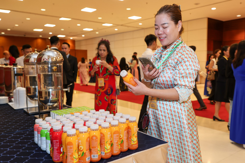 Các đại biểu hào hứng khi thưởng thức các sản phẩm make in Vietnam. (Ảnh: Minh Sơn/Vietnam+)