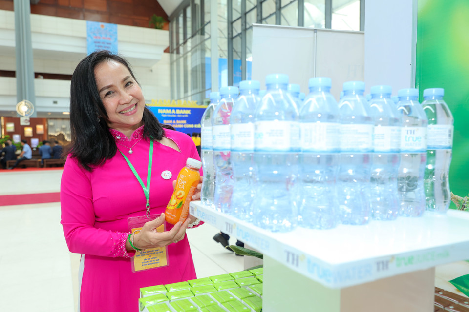 Việt Kiều từ Thái Lan tham quan gian hàng của TH true MILK. (Ảnh: Minh Sơn/Vietnam+)