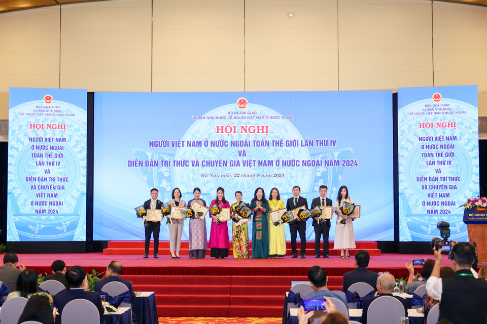 Bế mạc Hội nghị, Bộ Ngoại giao đã trao tặng Bằng khen của Bộ trưởng Bộ Ngoại giao và Giấy khen của Chủ nhiệm Ủy ban Nhà nước về người Việt Nam ở nước ngoài cho một số cá nhân, tập thể trong nước và kiều bào có những đóng góp quan trọng, nổi bật và tiêu biểu trong công tác người Việt Nam ở nước ngoài. (Ảnh: Minh Sơn/Vietnam+)