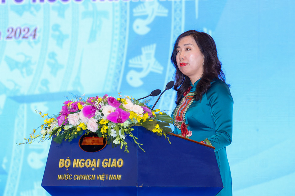 Phát biểu bế mạc Hội nghị, Thứ trưởng Bộ Ngoại giao Lê Thị Thu Hằng nhấn mạnh: "Tôi tin tưởng rằng, với sự quan tâm sâu sắc của Lãnh đạo Đảng, Nhà nước, sự vào cuộc tích cực, chủ động của cả hệ thống chính trị từ trung ương đến địa phương và sự chung sức, đồng lòng của người dân trong nước và đồng bào Việt Nam ở nước ngoài, trên cơ sở nền tảng vững chắc của 20 năm triển khai Nghị quyết 36, công tác người Việt Nam ở nước ngoài sẽ ngày càng phát triển, đạt được những bước tiến xa hơn, vì một cộng đồng người Việt Nam ở nước ngoài đoàn kết, vững mạnh, phát triển, chung tay hiện thực hóa khát vọng phát triển đất nước ngày càng phồn vinh và hạnh phúc." (Ảnh: Minh Sơn/Vietnam+)