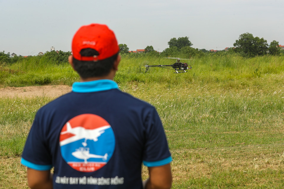 Người lái máy bay mô hình luôn phải tập trung cao độ như một phi công thực thụ. Chỉ một sai sót cũng có thể khiến máy bay mất phương hướng dẫn đến va chạm, rơi hoặc thậm chí gây tai nạn cho đồng đội. (Ảnh: PV/Vietnam+)