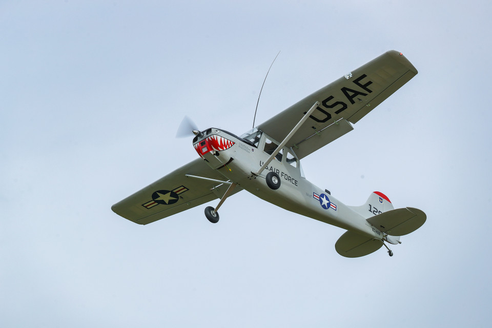 Những chiếc máy bay mô hình thi nhau nhào lộn, gầm rú tạo nên các pha trình diễn ngoạn mục. (Ảnh: PV/Vietnam+)