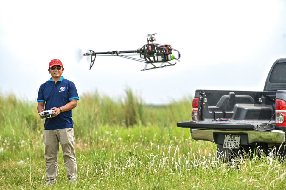Mặc dù là chơi nhưng câu lạc bộ vẫn đặt ra những quy định ngặt nghèo. Một số quy tắc như không được bay trên đầu, không được bay sau lưng và phi công phải đứng trước tất cả mọi người để khiến mỗi buổi chơi của câu lạc bộ thêm trọn vẹn. (Ảnh: PV/Vietnam+)