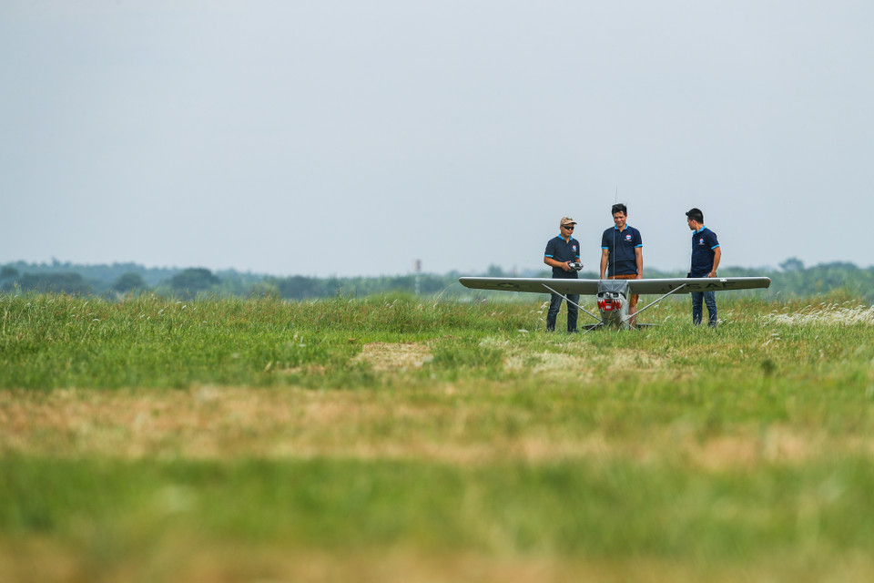Thậm chí, công đoạn khó nhất là khi hạ cánh. Đây là lúc người chơi phải khéo léo sao cho chiếc máy bay hạ cánh an toàn, đúng hướng. (Ảnh: PV/Vietnam+)
