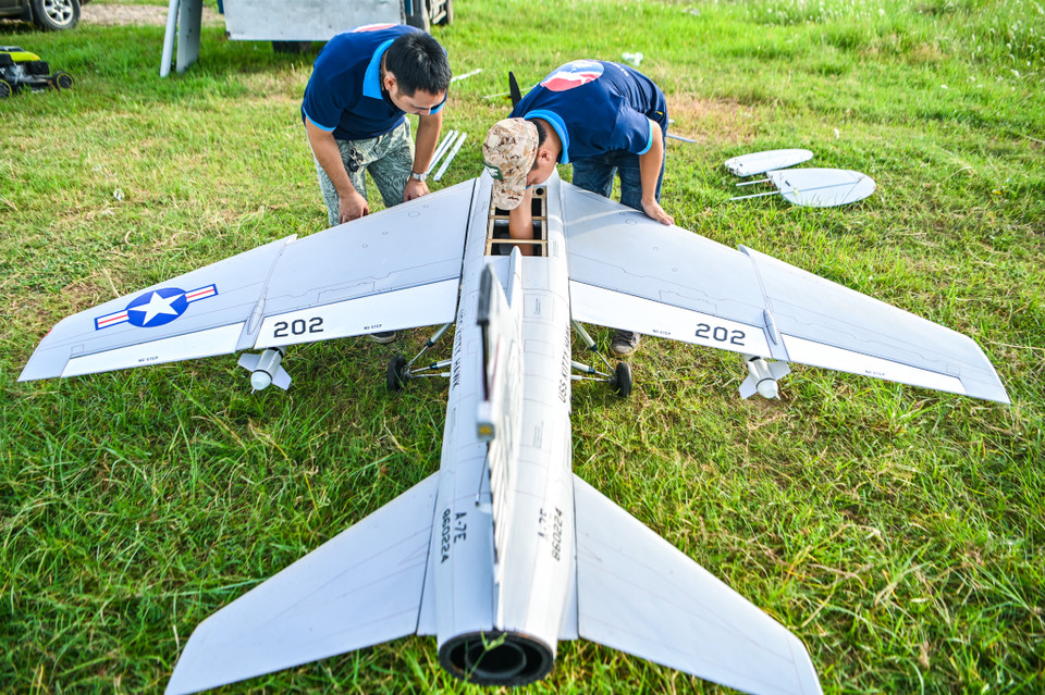 Anh Thọ cho hay kỹ thuật chế tạo các máy bay lớn nó đòi hỏi độ chính xác phải cao. Ngoài việc đảm bảo máy bay phải nhẹ thì phải cứng chắc hơn. (Ảnh: PV/Vietnam+)