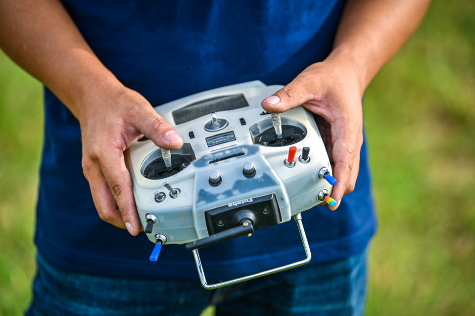 Để chơi thành thạo loại máy bay này không hề dễ dàng. Người chơi phải tập luyện trên máy tính các thao tác bay cho thành thạo rồi mới có thể bay thực tế. (Ảnh: PV/Vietnam+)