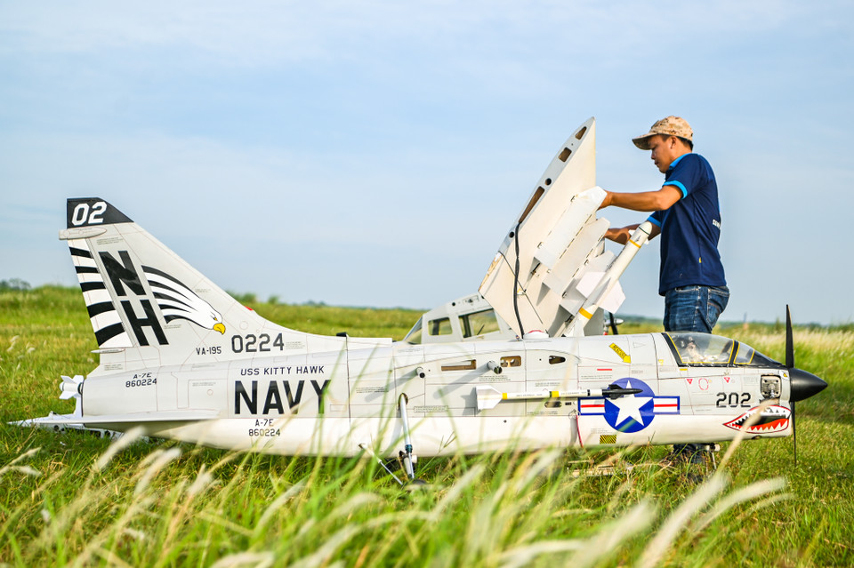 Theo lời Thọ, các mô hình máy bay đa phần do anh em tự mày mò lắp đặt. Tuy nhiên một số máy móc hay phụ kiện phải nhập từ nước ngoài về. (Ảnh: PV/Vietnam+)