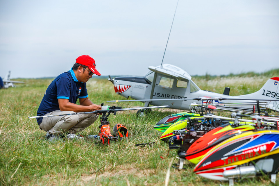 Dù đã xuất hiện từ lâu nhưng những năm gần đây, thú chơi máy bay mô hình khổng lồ mới thu hút sự chú ý của đông đảo người dân Thủ đô. (Ảnh: PV/Vietnam+)