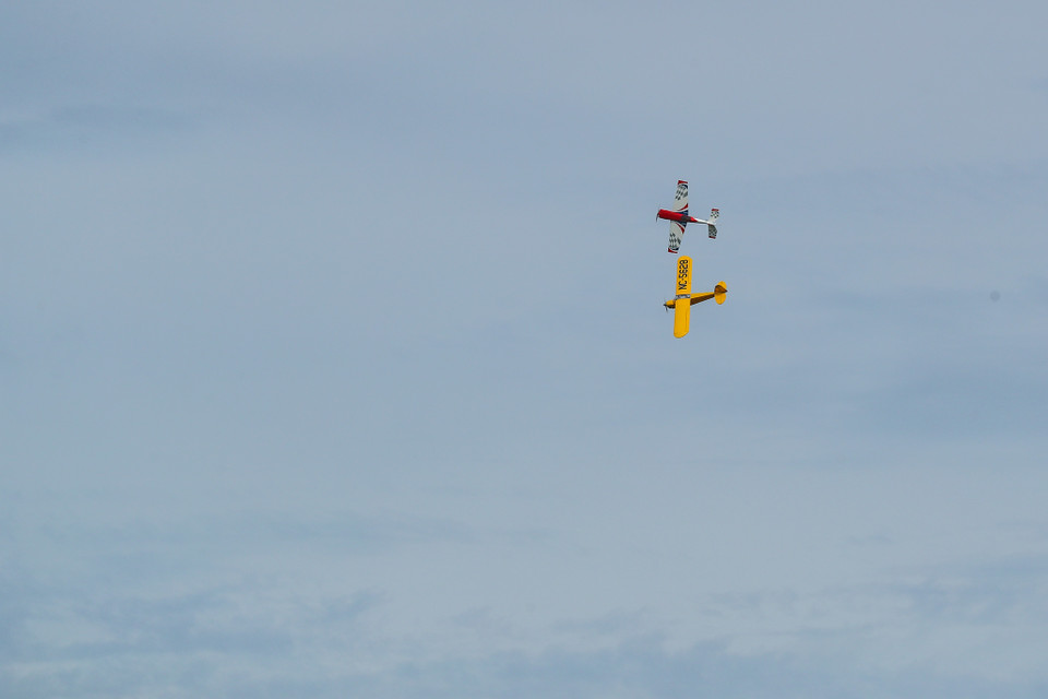 Nhiều cảnh tượng như chỉ xuất hiện trên phim ảnh như hai chiếc phi cơ bay đua, nhào lộn nhiều vòng trên không. (Ảnh: PV/Vietnam+)