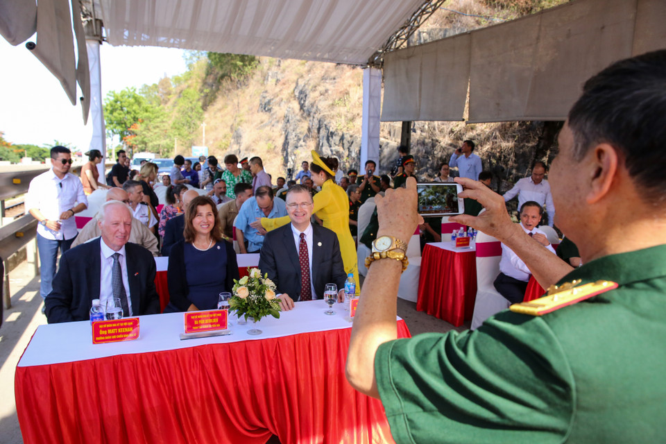 Trong kháng chiến chống Mỹ, cầu Hàm Rồng đã trở thành một điểm nóng về quân sự chiến lược. Năm 1972 Hoa Kỳ dùng loại bom thông minh dẫn đường bằng laser phá nát cây cầu khiến nó bị phá hủy gần như hoàn toàn, tuyến giao thông bị tê liệt. (Ảnh: Minh Sơn/Vietnam+)