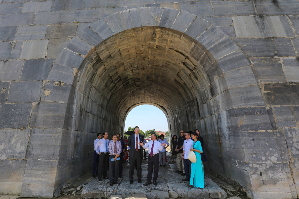 Dự án đưa phiến đá về vị trí cũ bắt đầu từ tháng 12 năm 2018 với sự giám sát của chuyên gia bảo tồn di sản người Thụy Sĩ gốc Việt Vũ Nam Sơn, và Trung tâm quản lý di sản Thành nhà Hồ. (Ảnh: Minh Sơn/Vietnam+)