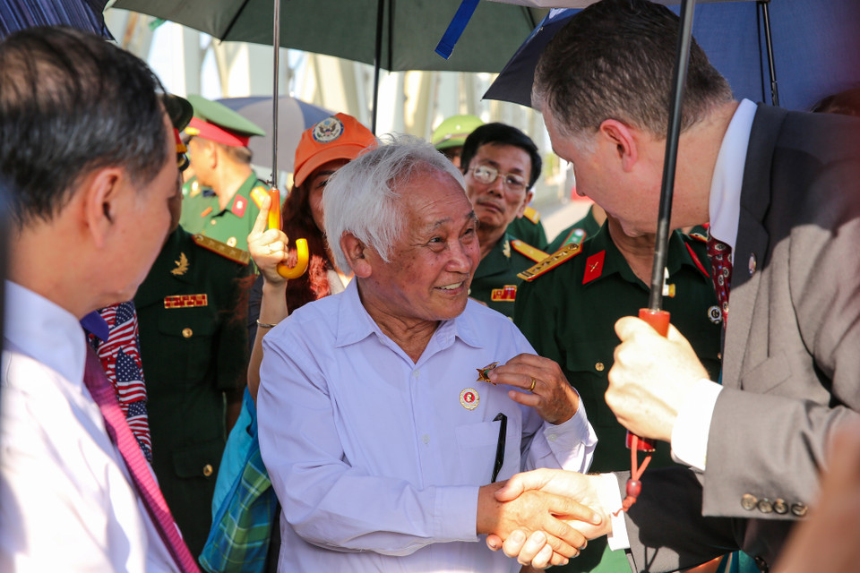 Cựu binh Lê Xuân Giang từng là lính trắc thủ ra đa của Trung đoàn Hàm Rồng và trực tiếp chiến đấu trên đồi C4 với nhiệm vụ bảo vệ cầu Hàm Rồng những năm 60 của thế kỷ trước bắt tay với Đại sứ Daniel J. Kritenbrink. (Ảnh: Minh Sơn/Vietnam+)