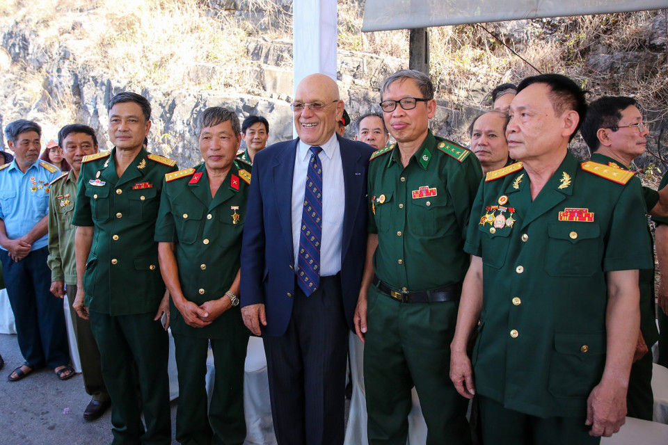 Sau hơn 55 năm, các cựu binh đã gặp lại nhau kể cùng khép lại quá khứ, hướng tới một tương lai tốt đẹp hơn. (Ảnh: Minh Sơn/Vietnam+)
