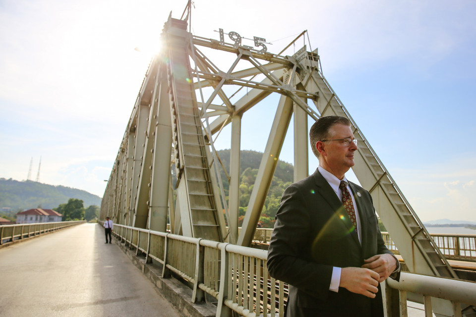 Đại sứ Daniel J. Kritenbrink chia sẻ: 'Hôm nay chúng ta có mặt ở đây để cùng nhau nhìn lại một trang sử bi thương của hai dân tộc. Chúng ta có mặt ở đây để vinh danh tất cả những người đã hy sinh, cống hiến cho Tổ quốc, vì lòng yêu nước của họ và vì dân tộc của họ. Các cựu chiến binh giữa hai nước có mặt ở đây, cùng đến đây trên tinh thần hoà giải để hướng tới tương lai, xây dựng một tương lai tốt đẹp hơn, vì sự hợp tác phát triển giữa hai nước. Hôm nay tôi cảm thấy hết sức cảm động khi các cựu chiến binh của cả hai nước cùng đến đây để xây một cây cầu kết nối tình hữu nghị giữa hai nước. Tôi tin tưởng rằng, thông qua công việc của các ngài thì tương lai của hai nước chúng ta vô cùng tươi sáng.' (Ảnh: Minh Sơn/Vietnam+)