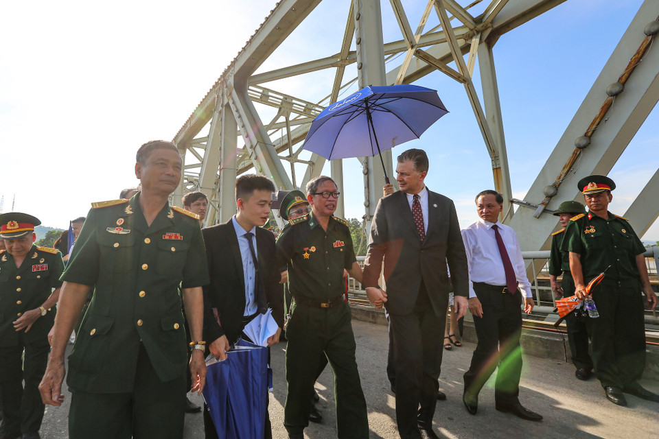 Năm 1973 cầu được khôi phục lại, trụ giữa vẫn dùng lại làm móng cột ống, tháo dỡ dầm thép cũ, thay bằng 2 nhịp 80m đơn giản. (Ảnh: Minh Sơn/Vietnam+)