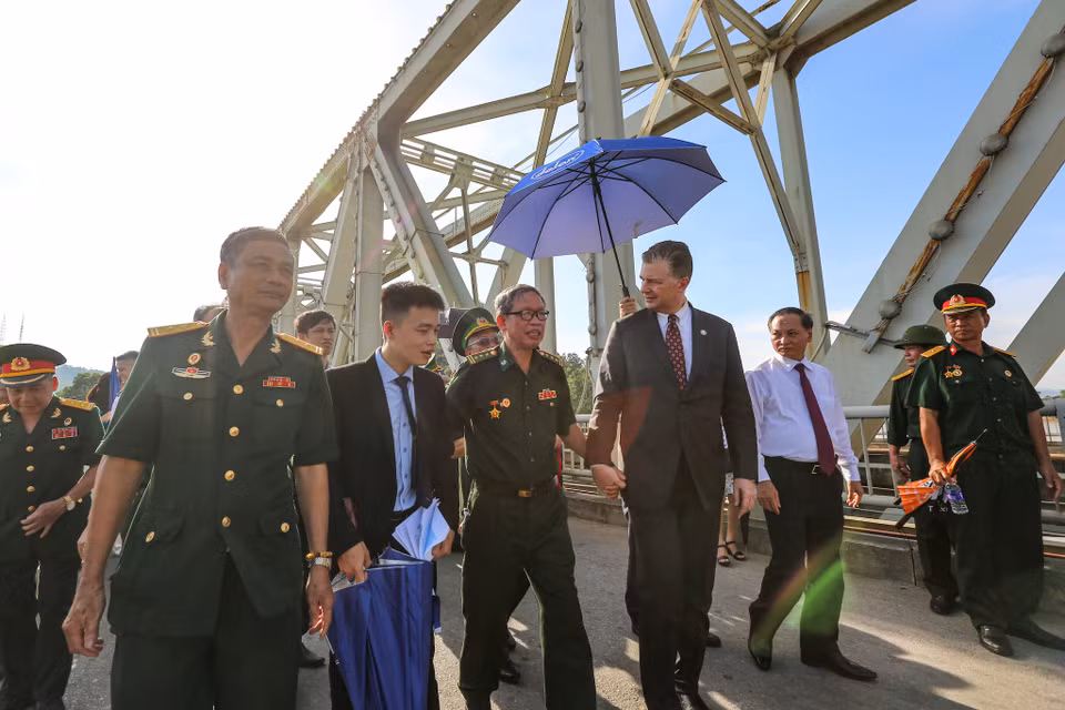 Năm 1973 cầu được khôi phục lại, trụ giữa vẫn dùng lại làm móng cột ống, tháo dỡ dầm thép cũ, thay bằng 2 nhịp 80m đơn giản. (Ảnh: Minh Sơn/Vietnam+)