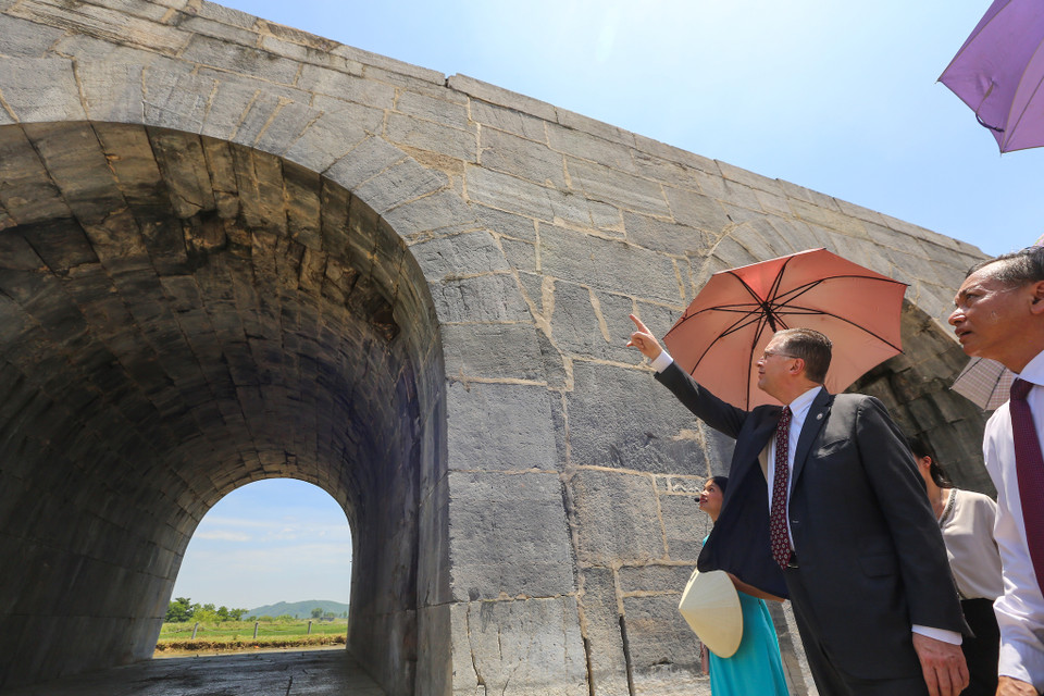 Đại sứ Kritenbrink cho biết: 'Bảo tồn di sản Văn hóa chỉ là một trong nhiều lĩnh vực hợp tác giữa hai nước chúng ta. Trên các lĩnh vực đa dạng như thương mại, phát triển, giáo dục, y tế, năng lượng và an ninh, Hoa Kỳ cùng một Việt Nam vững mạnh và độc lập đang hợp tác với một cam kết chung vì hòa bình và thịnh vượng.'(Ảnh: Minh Sơn/Vietnam+)