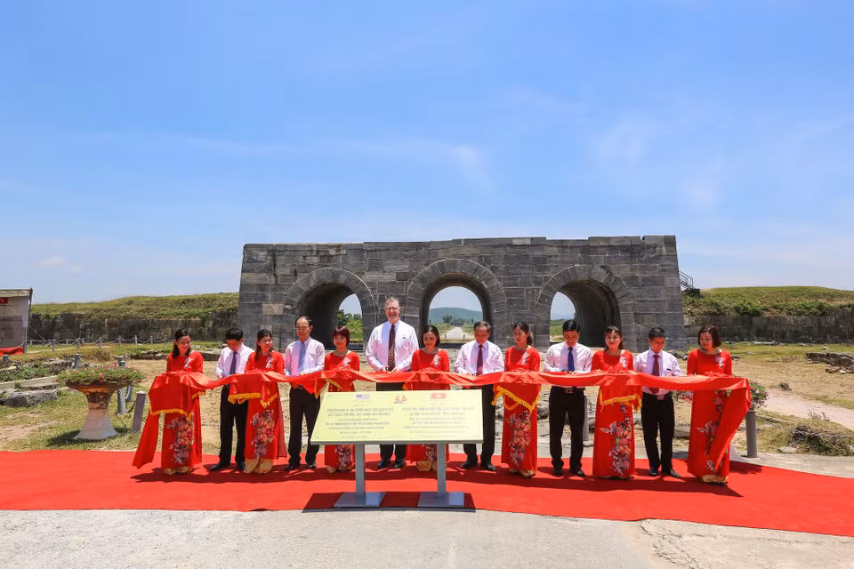 Cũng trong ngày 29/6, Đại sứ Daniel J. Kritenbrink đã dự lễ khánh thành dự án bảo tồn di sản Cổng Nam, Thành Nhà Hồ do Quỹ Bảo tồn Văn hóa của Đại sứ Hoa Kỳ (AFCP) tài trợ. (Ảnh: Minh Sơn/Vietnam+)