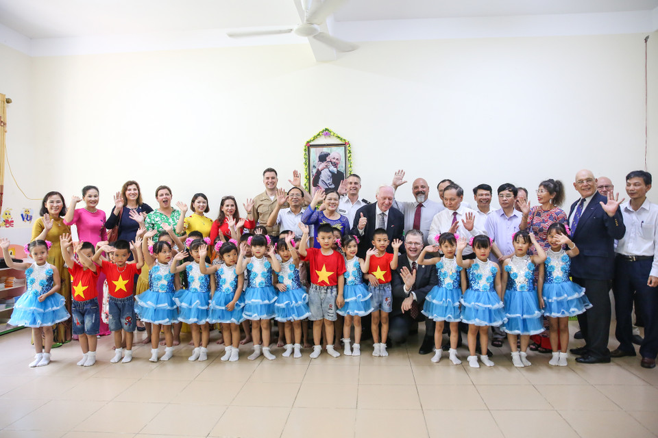 Chuyến thăm tỉnh Thanh Hóa của Đại sứ Kritenbrink tái khẳng định cam kết của Hoa Kỳ trong quan hệ đối tác với Việt Nam. 'Năm nay chúng ta kỷ niệm 1/4 thế kỷ quan hệ đối tác, và chúng ta hãy cũng nhau tái khẳng định cam kết làm việc cùng nhau để đảm bảo một tương lai tươi sáng, hòa bình và thịnh vượng cho nhân dân Việt Nam và Hoa Kỳ. Bởi chúng ta biết: Là đối tác tin tưởng, chúng ta sẽ thịnh vượng cùng nhau,' Đại sứ Kritenbrink khẳng định. (Ảnh: Minh Sơn/Vietnam+)