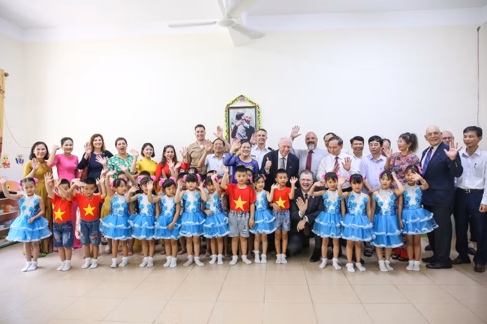 Chuyến thăm tỉnh Thanh Hóa của Đại sứ Kritenbrink tái khẳng định cam kết của Hoa Kỳ trong quan hệ đối tác với Việt Nam. 'Năm nay chúng ta kỷ niệm 1/4 thế kỷ quan hệ đối tác, và chúng ta hãy cũng nhau tái khẳng định cam kết làm việc cùng nhau để đảm bảo một tương lai tươi sáng, hòa bình và thịnh vượng cho nhân dân Việt Nam và Hoa Kỳ. Bởi chúng ta biết: Là đối tác tin tưởng, chúng ta sẽ thịnh vượng cùng nhau,' Đại sứ Kritenbrink khẳng định. (Ảnh: Minh Sơn/Vietnam+)