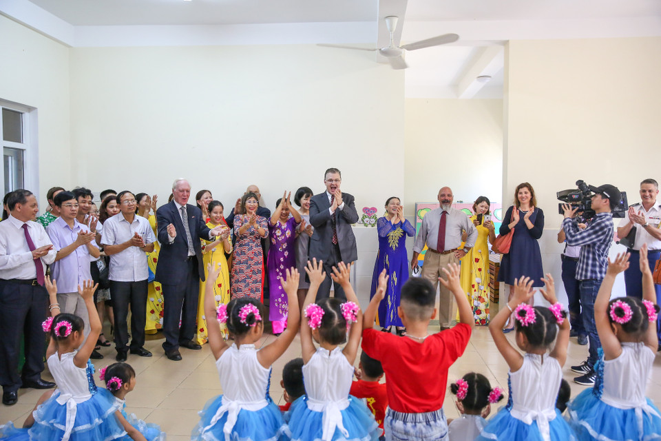 Đại sứ Daniel J. Kritenbrink tỏ ra đầy phấn khích trước màn múa hát chào mừng của các em học sinh mẫu giáo Quảng Trung. (Ảnh: Minh Sơn/Vietnam+)