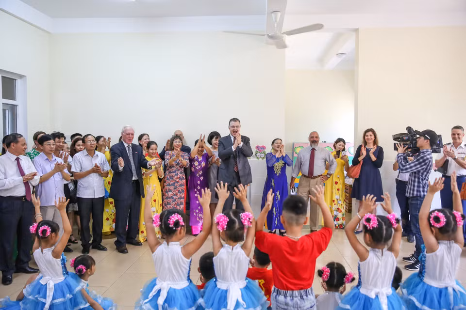 Đại sứ Daniel J. Kritenbrink tỏ ra đầy phấn khích trước màn múa hát chào mừng của các em học sinh mẫu giáo Quảng Trung. (Ảnh: Minh Sơn/Vietnam+)