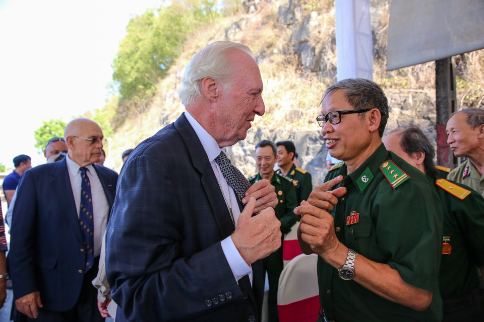 Ông Matt Keenan, một cựu binh Mỹ từng tham chiến tại Việt Nam tỏ ra đầy xúc động khi gặp gỡ ông Nguyễn Văn Tốn, một trong những người đã tham gia chiến đấu, bảo vệ cầu Hàm Rồng trước sự đánh phá ác liệt của không quân Mỹ cách đây hơn 55 năm. (Ảnh: Minh Sơn/Vietnam+) 