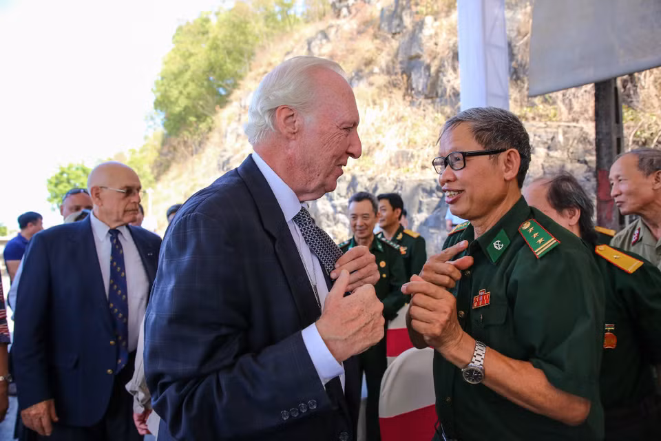 Ông Matt Keenan, một cựu binh Mỹ từng tham chiến tại Việt Nam tỏ ra đầy xúc động khi gặp gỡ ông Nguyễn Văn Tốn, một trong những người đã tham gia chiến đấu, bảo vệ cầu Hàm Rồng trước sự đánh phá ác liệt của không quân Mỹ cách đây hơn 55 năm. (Ảnh: Minh Sơn/Vietnam+) 