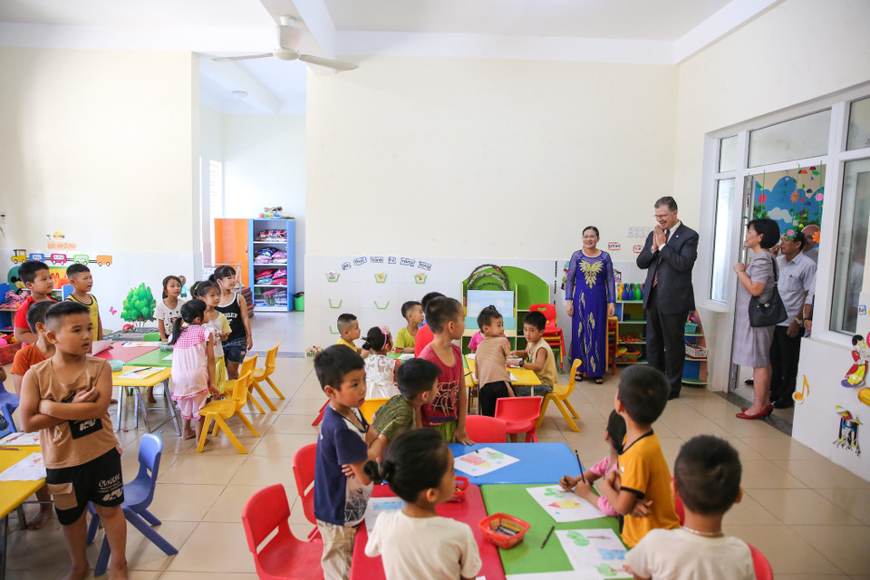 Đại sứ Kritenbrink cũng tới thăm Trường mầm non Quảng Trung tại huyện Quảng Xương, Thanh Hoá. (Ảnh: Minh Sơn/Vietnam+)
