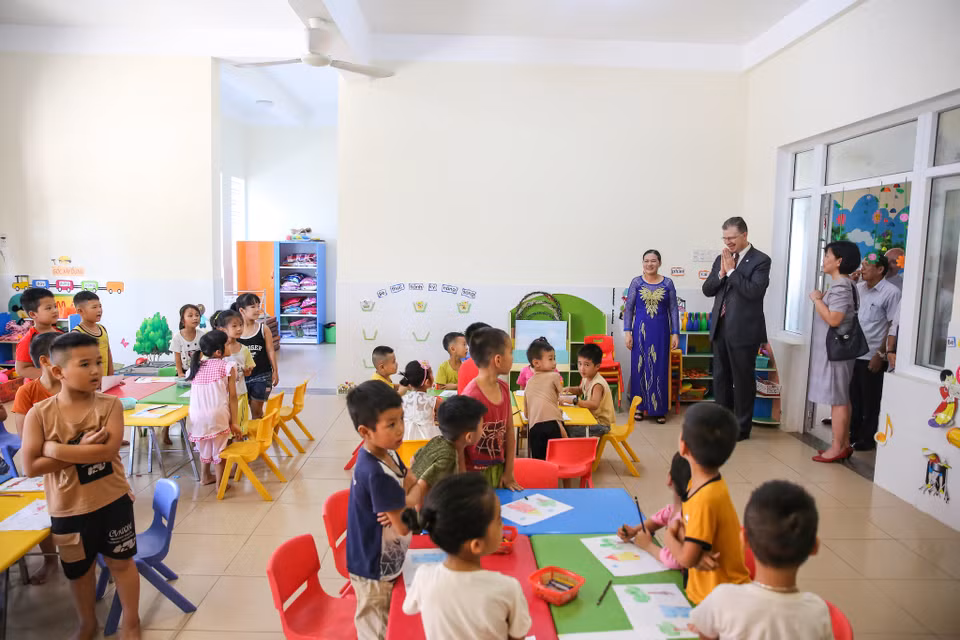 Đại sứ Kritenbrink cũng tới thăm Trường mầm non Quảng Trung tại huyện Quảng Xương, Thanh Hoá. (Ảnh: Minh Sơn/Vietnam+)