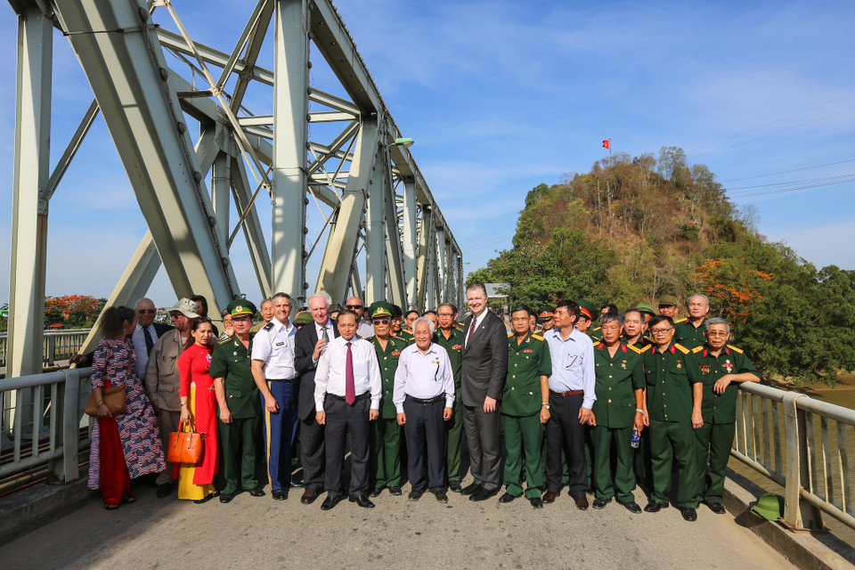 Đại sứ Hoa Kỳ tại Việt Nam tỏ ra rất ấn tượng về buổi gặp gỡ của đoàn Cựu chiến binh của Thanh Hóa và đoàn Cựu chiến binh Hoa Kỳ gặp gỡ nhau tại cầu Hàm Rồng lịch sử. (Ảnh: Minh Sơn/Vietnam+)