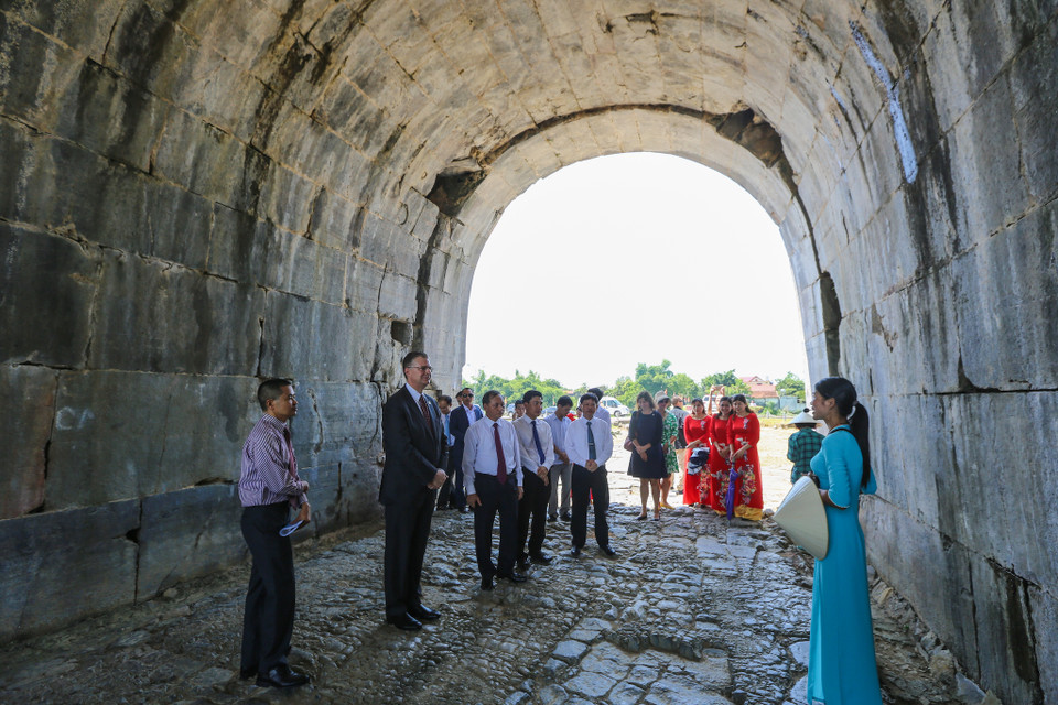 Quỹ Bảo tồn Văn hóa của Đại sứ Hoa Kỳ (AFCP) đã thông qua khoản tài trợ trị giá 92.500 USD để bảo tồn Cổng Nam, công trình quan trọng nhất còn lại của Thành Nhà Hồ nhưng đã bị hư hại nghiêm trọng theo thời gian. Mái vòm phía tây (bên trái) của Cổng Nam có nguy cơ sụt vỡ do phiến đá đỉnh bị nứt và trở nên lỏng lẻo, đe dọa sự an toàn của du khách cũng như cấu trúc tổng thể của cổng thành. (Ảnh: Minh Sơn/Vietnam+)