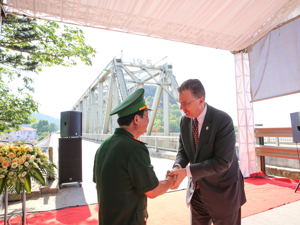 Sáng 29/6, Đại sứ Hoa Kỳ tại Việt Nam Daniel J. Kritenbrink đã đến và tham quan cầu Hàm Rồng (Thanh Hoá) cùng với các cựu binh hai nước Hoa Kỳ và Việt Nam. (Ảnh: Minh Sơn/Vietnam+)