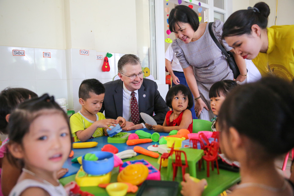 Tại đây Ngài Daniel J. Kritenbrink đã có dịp gặp gỡ và giao lưu với các em nhỏ. (Ảnh: Minh Sơn/Vietnam+)