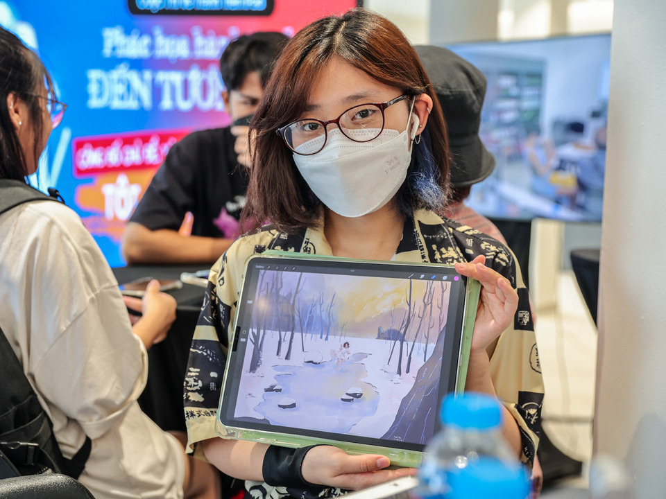 Bạn Vũ Khánh Huyền Trân (24 tuổi, nhân viên văn phòng) với bức vẽ chính bản thân mình. Trân cho biết: 'Em muốn mình của 10 năm sau sẽ thoát khỏi những ràng buộc của công việc, tài chính, gia đình và sẽ thoải mái làm những gì mình muốn.' (Ảnh: Minh Sơn/Vietnam+)