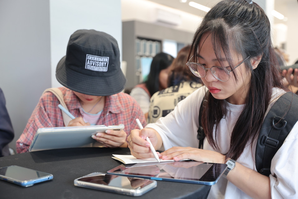 Đây cũng là cuộc thi vẽ đầu tiên thể hiện trên một thiết bị điện tử - iPad. (Ảnh: Minh Sơn/Vietnam+)