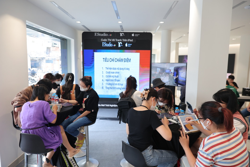 Sáng 24/9 tại Hà Nội và Thành phố Hồ Chí Minh, F.Studio by FPT đã tổ chức cuộc thi vẽ '10 năm - Phác hoạ hành trình đến tương lai' thuộc chiến dịch mừng kỷ niệm 10 năm thành lập của hệ thống. (Ảnh: Minh Sơn/Vietnam+)