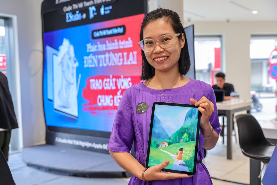 Bà mẹ hai con chia sẻ chị là một người mẹ với một gia đình nhỏ, mặc dù cuộc sống hiện tại khá hài lòng nhưng chị muốn 10 năm sau sẽ trở về một nơi yên bình, an nhiên như bức vẽ mình đã thể hiện. (Ảnh: Minh Sơn/Vietnam+)