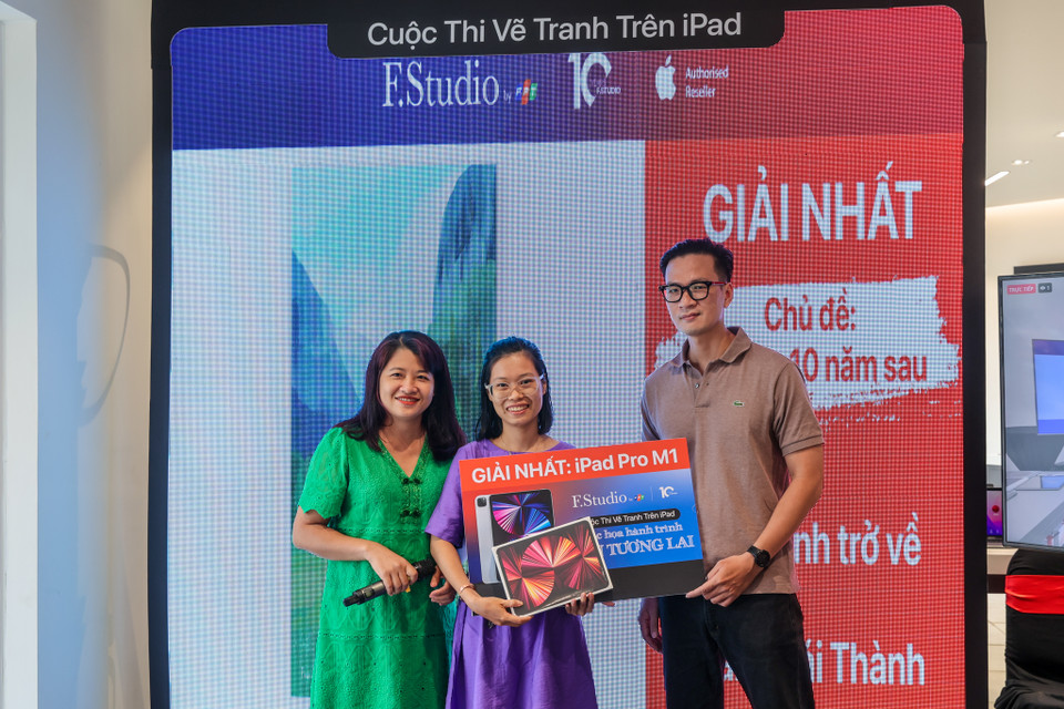 Chung cuộc, người chiến thắng cuộc thi là chị Phan Thái Thành, họa sĩ tự do sinh năm 1988 ở Hà Nội với tác phẩm mang tên 'Hành trình trở về.' Cũng ít ai biết rằng, chị Thành chỉ mới làm họa sĩ được 3 năm sau khi từ bỏ công việc ngân hàng. (Ảnh: Minh Sơn/Vietnam+)